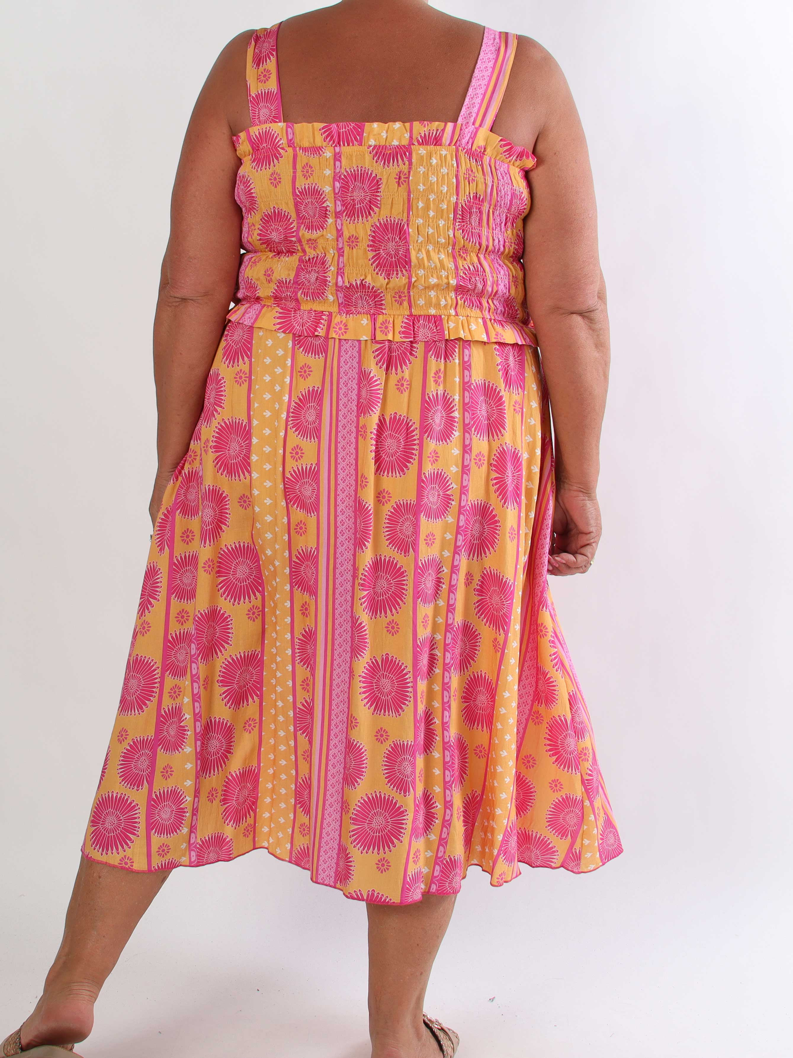 Marisol Sunburst - Blomstret plus size sommerkjole i viskose med smock henover brystet